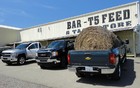 Des camionnettes HD prennent un "break" au bar.