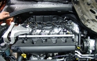 Volvo S60 T6 AWD 2011. Sous le couvercle de plastique. Le moteur est tout en aluminium. L'alternateur est entra&icirc;n&eacute; directement et non par une courroie.