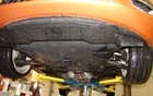 Volvo S60 T6 AWD 2011. Le moteur est bien prot&eacute;g&eacute; des salet&eacute;s gr&acirc;ce &agrave; cette plaque de plastique qui facilite aussi l'&eacute;coulement de l'air sous la voiture.