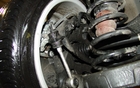Volvo S60 T6 AWD 2011. D&eacute;tail de la suspension et des freins arri&egrave;re. Le frein &agrave; main &agrave; commande &eacute;lectrique agit directement sur l'&eacute;trier = $$$$ en r&eacute;parations!