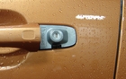 Volvo S60 T6 AWD 2011. Une serrure bien ordinaire sous la petite capote de plastique.