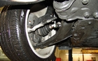 Volvo S60 T6 AWD 2011. D&eacute;tail de la suspension avant au design tr&egrave;s basique malgr&eacute; de bons coussinets (bushings). On n'y retrouve aucune pi&egrave;ce en aluminium.