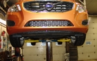 Volvo S60 T6 AWD 2011. Le refroidisseur d'air de suralimentation (l'intercooler) est situ&eacute; tr&egrave;s bas et risque d'&ecirc;tre bloqu&eacute; par la neige. &Agrave; ce moment, l'ordinateur actionnera le limitateur de r&eacute;gime.