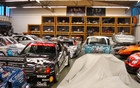 Dans les "bo&icirc;tes" en bois et plexiglass, plusieurs monoplaces de F1