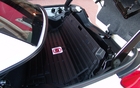 Chrysler 200 cabriolet 2011. Le toit remis&eacute; repose sur cette "tablette"