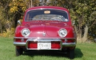 Renault Dauphine 1963. Voie avant de 1250 mm et arri&egrave;re de 1220 mm. Le d&eacute;gagement au sol est de 150 mm (6 pouces)