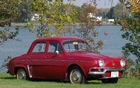 Renault Dauphine 1963. Empattement de 2270 mm (89"), longueur hors-tout de 3950 mm (155") et hauteur de 1440 mm (57")