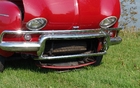 Renault Dauphine 1963. Astucieux. Le pneu de secours loge derri&egrave;re le pare-chocs, sous le coffre avant.