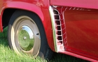 Renault Dauphine 1963. Les prises d'air acheminent l'air au moteur.