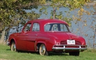 Renault Dauphine 1963. Cette voiture de 630 kg (1398 livres) roule sur des pneus de 15 pouces.