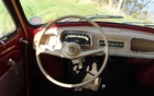Renault Dauphine 1963. Pas de radio mais beaucoup d'espaces de rangement.
