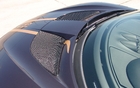 Lotus Evora S 2012. Après être passé par les radiateurs avant, l'air ressort par ces ouvertures grillagées.