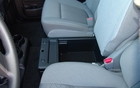 Ford F-150 STX 4x4 2011. Sous le siège central avant, on retrouve un pratique bac de rangement.