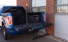 Ford F-150 STX 4x4 2011. La très utile marche amovible et le garde qui se replie dans le hayon.