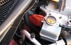 À l'intérieur du compartiment moteur, tout le système électrique est facilement reconnaissable par ses fils de couleur orangée. Il est primordial de bien identifier les sources d'énergie pour le mécanicien puisque le courant est à haute tension.