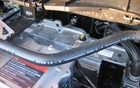 Derrière le bloc moteur se trouve le système de génération de l'électricité qui récupère l'énergie des freins et l'énergie libérée lors de la compression du moteur.
