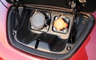 Dans la partie avant du véhicule, à la base du capot du moteur, se trouve le compartiment permettant de recharger les batteries de la Leaf. Le connecteur orange pour le courant à 120V et le gros connecteur noir pour la recharge sur le 240V.