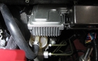 Réservoir du liquide de frein placé sous un module électronique. L'accès est impossible mais heureusement, un tuyau part vers l'avant et se termine par un bouchon au-dessus du moteur permettant alors un accès facile.