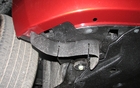 Sous la voiture, tout a été pensé afin de difuser efficacement l'air. Habituellement droit sur la plupart des voitures, ce déflecteur de roue avant est plutôt courbé sur la Leaf.