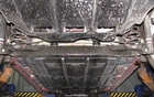 Sous la voiture, on remarque un fond pratiquement plat. Les différents éléments mécaniques sont très bien protégés par de multiples plaques de plastique. Ces plaques servent également à diffuser efficacement l'air sous le véhicule.