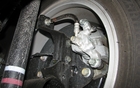 Les freins de la Leaf, à disques aux quatre roues, sont tout à fait standards. Seul le système de freinage à récupération d'énergie rend la pédale de frein plus ferme. Le frein de stationnement est électrique, évidemment!  