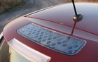 Le panneau solaire, de série sur le modèle SL de la Leaf, permet de recharger la batterie de 12V servant aux systèmes électriques présents dans l'habitacle. La climatisation et le chauffage se servent de cette énergie pour fonctionner.