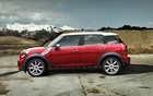 MINI Countryman All4 2012. « J'aime que cette MINI, contrairement aux autres, ait quatre portières — c'est plus pratique, » dit Jonathan