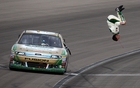 Carl Edwards a l'habitude de célébrer ses victoires en NASCAR par un saut périlleux arrière. 
