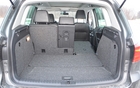 Volkswagen Tiguan 2012. Un &eacute;tabli d&eacute;mont&eacute;, une glaci&egrave;re et des cadeaux, &ccedil;a entre l&agrave;-dedans. Pourtant, le coffre du Tiguan est l'un des plus petits de la cat&eacute;gorie.