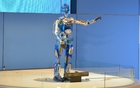 Ford avait apporté un robot qui échangeait avec les gens. Plutôt drôle.
