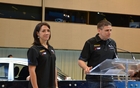 Nathalie Richard et Antoine l'Estage, respectivement co-pilote et pilote en rallye au volant d'une Mitsubishi Lancer. En résumé, elle commande, il agit.