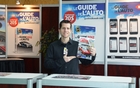 Sylvain Raymond, émérite collaborateur au Guide de l'auto, montre ses talents de vendeur au kiosque du Guide de l'auto.