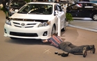 Monsieur, t'as échappé ton dentier sous la Toyota Corolla ?
