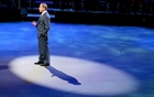 Bill Ford parle aux journalistes au d&eacute;voilement des Fusion dans Joe Louis Arena