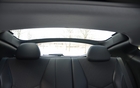 Hyundai Veloster 2012. Voici ce que le conducteur voit dans son rétroviseur. La bande horizontale bloque la visibilité mais c'est moins pire que dans une Honda CR-Z.