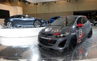Une Mazda2 pour la série monotype Spec B devant l'étude Shinari