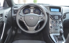 Hyundai Genesis Coupe 2.0T 2013. Tableau de bord est franchement r&eacute;ussi.