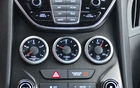 Hyundai Genesis Coup&eacute; 2.0T 2013. Dans la version 2.0T, la jauge du centre indique la pression du turbo. La jauge de gauche (consommation instantann&eacute;e) est, selon moi, tout &agrave; fait inutile.