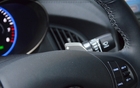 Hyundai Genesis Coup&eacute; 3.8 GT 2013. Les palettes de changement de rapports viennent de s&eacute;rie avec la bo&icirc;te automatique &agrave; huit rapports.