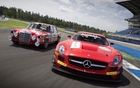 La 300 SEL 6.8 AMG et la SLS AMG GT3 ensemble sur le circuit de Spa en 2011