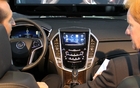 Le système CUE de Cadillac expliqué à un journaliste.