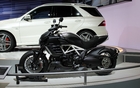 Auto et moto, toujours en duo (Mercedes-Benz ML et Ducati Daviel)