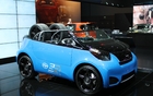 Un kiosque Scion sans voitures modifiées ne serait pas un kiosque Scion. Ici, un support à pneus appelé iQ Pit Boss