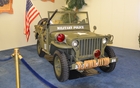 Willys MB 1942 doté de plusieurs accessoires originaux. Même le drapeau date de 1942! L'ancêtre du Wrangler d'aujourd'hui. On demande 49 500$