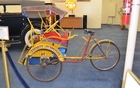 Que cé ça? Et surtout, qu'est-ce que ça fait là? Rickshaw Jakarta Taxi, circa 1975. Prix demandé: 500$