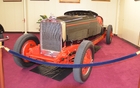 Stutz 1930. Cette voiture a terminé 10ième lors des 500 Miles d'Indianapolis de 1930. Le pilote était L. L. Corum. Saluons son courage. À l'époque, les voitures de course n'offraient aucune protection, autant active que passive.