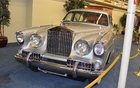 Sans aucun doute, la voiture de l'Auto Collections que j'ai trouvée la plus laide... Rolls-Royce Silver Wraith Saloon 1954 carrossée par Vignale. Exemplaire unique. Donneriez-vous 450 000$ pour cette voiture? Moi non mais elle le vaut sans aucun doute.