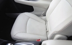 Le coussin du siège du passager avant à sa place habituelle