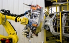 Ford et ses robots aux yeux de laser et aux bras en ventouse 