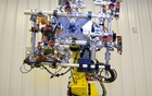 Ford et ses robots aux yeux de laser et aux bras en ventouse 